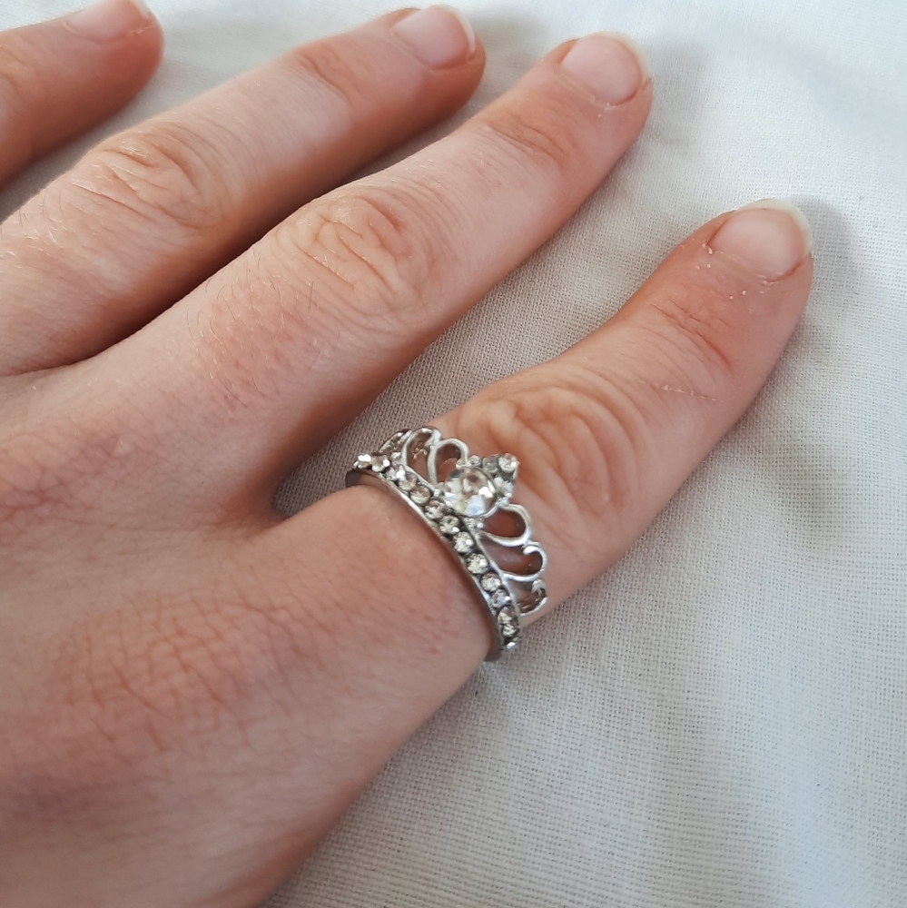 Elegant Silver Crown Ring. Size 7